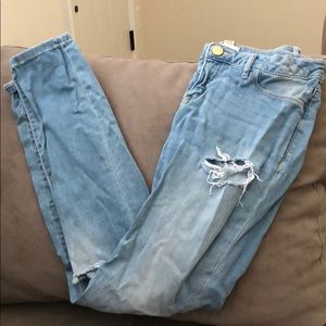 Light wash distressed jeans 💙